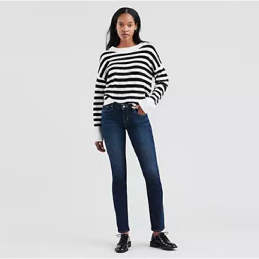 Levi's The Original Jean, Mid-Rise Straight leg, Size 6, mint condition!